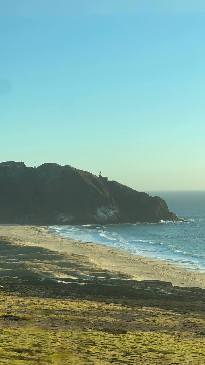 Route 1 coastal pull-off, ocean cliffs